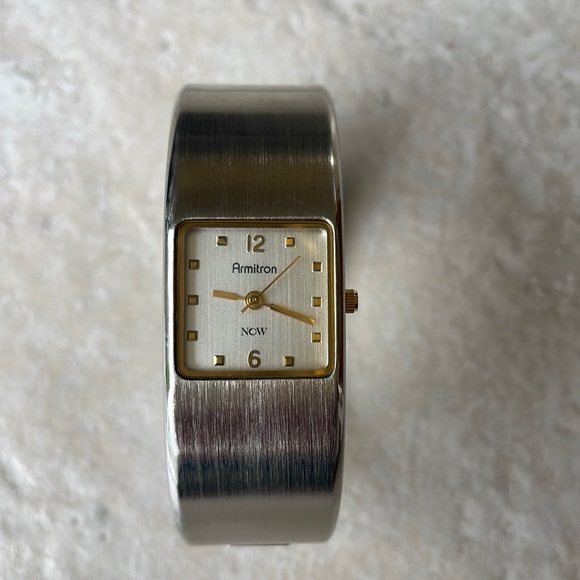 Armitron lady battery water resistant - Picture 2 of 8